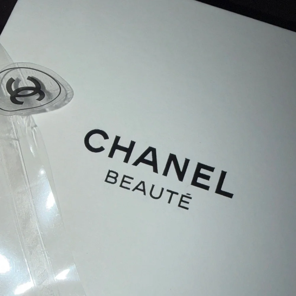 CHANEL Beauté Gold Compact Mirror